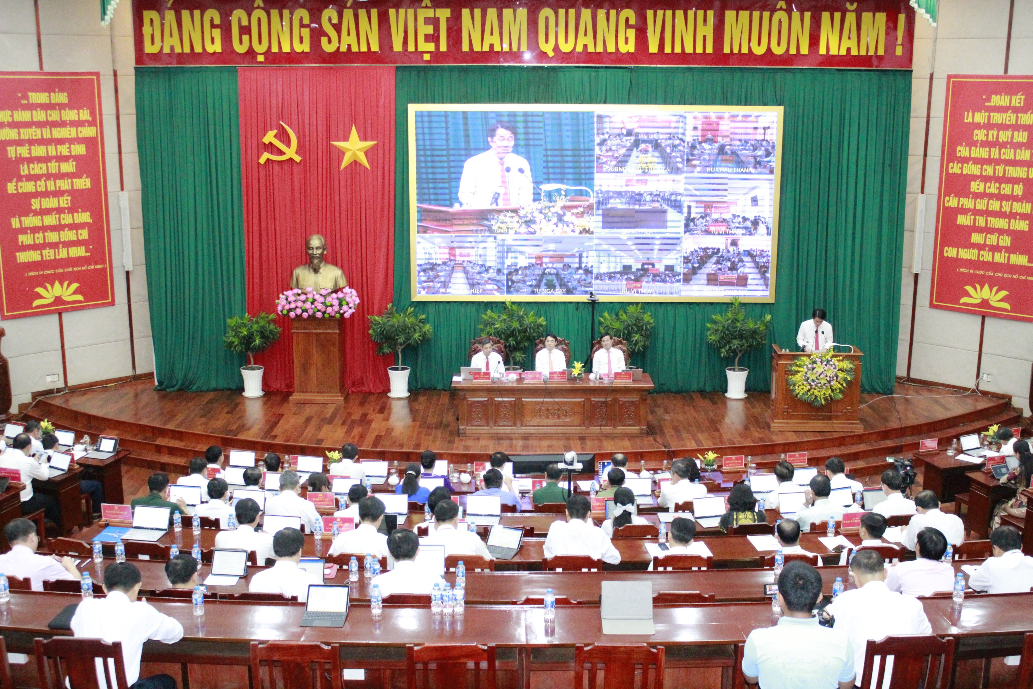 Quang cảnh hội nghị Ban Chấp hành Đảng bộ tỉnh triển khai, quán triệt và sơ, tổng kết các văn bản của Trung ương và của tỉnh.